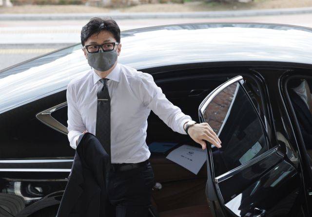 한동훈 법무부 장관이 28일 오전 정부과천청사 법무부로 출근하고 있다. 연합뉴스