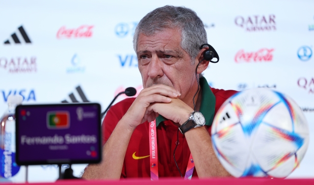2022 카타르 월드컵 조별리그 3차전 한국과 포르투갈의 경기를  앞둔 1일(현지시간) 포르투갈 페르난두 산투스 감독이 자리에 앉아 있다. 연합뉴스