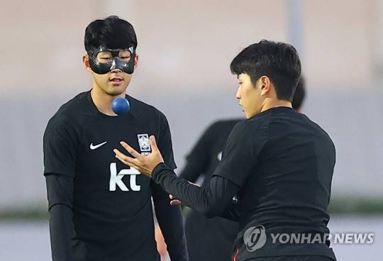 포르투갈과의 경기를 앞둔 한국 대표팀 손흥민(왼쪽)과 이강인이 밸런싱 훈련을 하고 있다. [사진=연합뉴스]