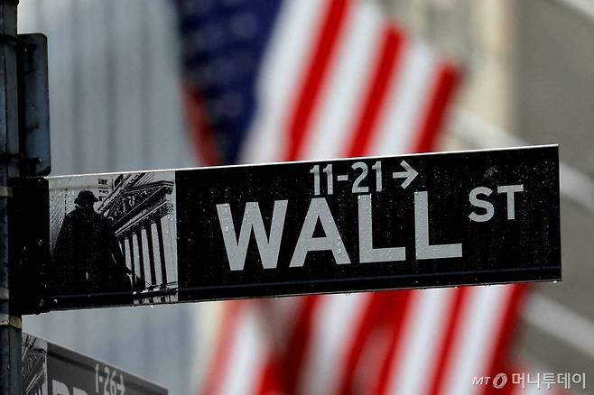 Raindrops hang on a sign for Wall Street outside the New York Stock Exchange in Manhattan in New York City, New York, U.S., October 26, 2020. REUTERS/Mike Segar/File Photo/사진=로이터=뉴스1
