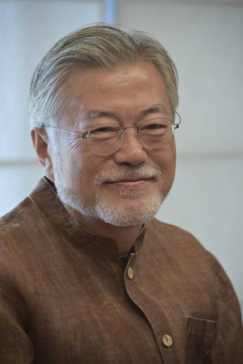 문재인 전 대통령이 지난 8월29일 오후 경남 양산시 하북면 평산마을을 찾은 이재명 더불어민주당 신임 대표 등 당 지도부와 대화를 나누고 있다. / 사진제공=뉴시스