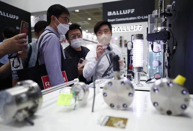 [서울=뉴시스] 김진아 기자 = 5일 서울 강남구 코엑스에서 열린 제24회 반도체대전(SEDEX·Semiconductor Exhibition 2022)에서 관람객들이 부스를 둘러보고 있다. 2022.10.05.