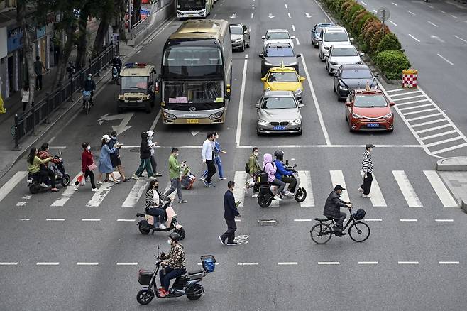 지난달 30일 중국 광저우 시내에서 시민들이 횡단보도를 건너고 있다./AFPBBNews=뉴스1