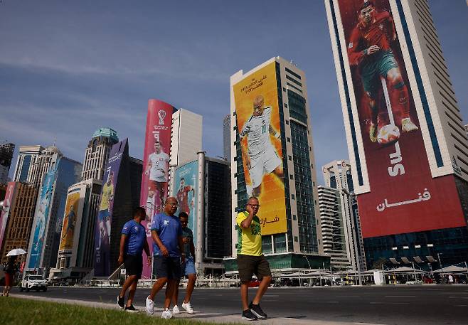 2022 국제축구연맹(FIFA) 카타르월드컵의 16강 대진이 절반 완성됐다. 사진은 카타르 도하 시가지 건물 벽면에 카타르월드컵에 출전한 축구스타들의 모습이 걸린 모습. /사진=로이터