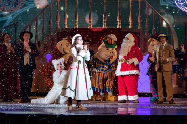 롯데월드가 크리스마스 시즌에 새로 선보이는 공연 ‘마법 성냥과 꿈꾸는 밤’의 한 장면.