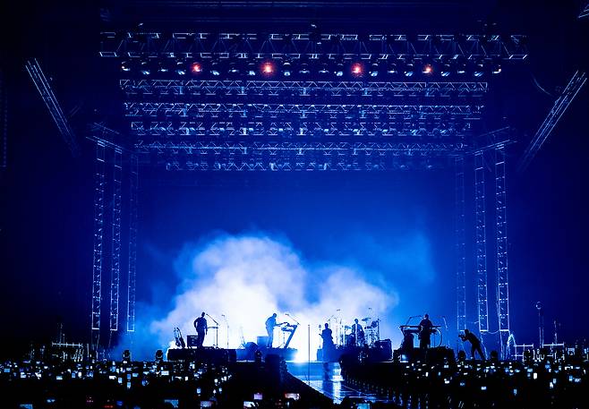 세계적인 팝 밴드 마룬5가 90여분간 히트곡의 대향연으로 관객과 만났다. [라이브네이션코리아 제공]