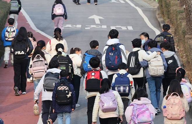 지난 달 25일 서울 한 초등학교에서 학생들이 등교하고 있다. [연합]