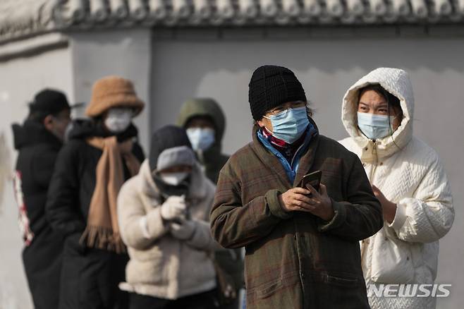 [베이징=AP/뉴시스] 29일 중국 베이징에서 주민들이 영하의 날씨 속에 코로나19 검사를 받기 위해 순서를 기다리고 있다. 2022.11.29.