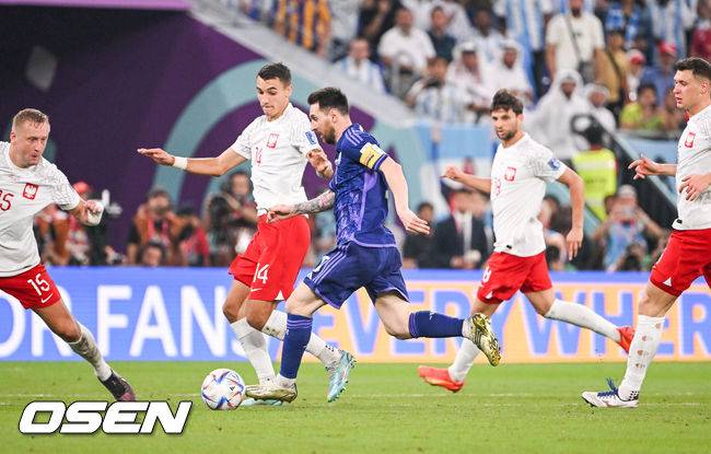 [OSEN=도하(카타르), 박준형 기자]후반 아르헨티나 메시가 드리블을 하고 있다.  2022.11.30 / soul1014@osen.co.kr