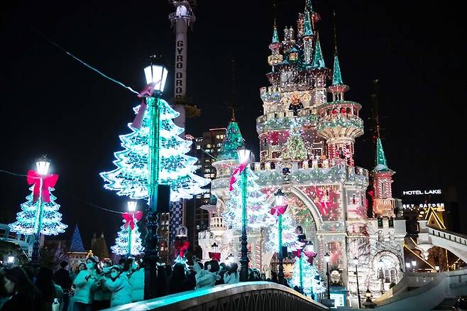 석촌호수 밤하늘을 화려하게 수놓는 롯데월드의 매직캐슬