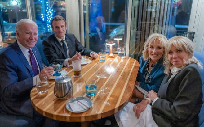 조 바이든 미국 대통령(왼쪽부터), 에마뉘엘 마크롱 프랑스 대통령, 질 바이든 여사, 브리지트 마크롱 여사가 11월30일(현지시간) 미국 워싱턴의 이탈리안 레스토랑 ‘피올라마레’에서 식사를 즐기는 모습. 바이든 대통령 SNS 캡처
