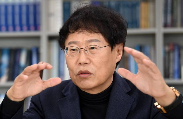 한양대 융합전자공학부 석학교수인 박재근 한국반도체디스플레이기술학회장이 30일 서울경제와의 인터뷰에서 “K칩스법은 대기업 지원이 아닌 국가 미래를 위한 법안이므로 국회 통과를 서둘러야 한다”고 강조하고 있다. 성형주 기자