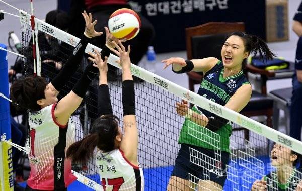 30일 경기도 수원체육관에서 ‘2022-2023 도드람 V리그‘ 수원 현대건설과 대전 KGC인삼공사의 여자부 경기가 열렸다. 현대건설 양효진이 KGC인삼공사 블로커를 피해 공격을 펼치고 있다. 수원 | 김민성 기자 marineboy@donga.com