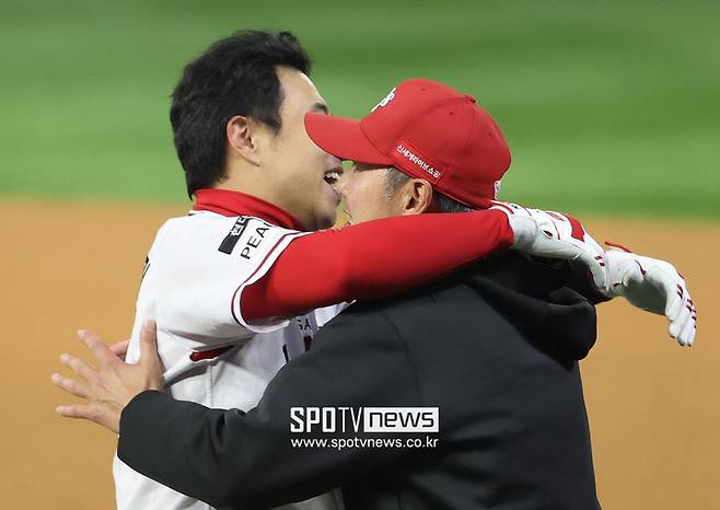 ▲ 김강민(왼쪽)은 김원형 감독의 재계약 발표일에 최고 선물을 했다