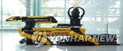 해군·한전·KT, 5G 독자망으로 로봇 조종 (서울=연합뉴스) 해군과 한국전력, KT가 각각 독자적인 5G 특화 망을 구축해 로봇 무인 점검과 제어 등에 활용한다. 
    과학기술정보통신부는 해군과 한국전력, KT에 이음 5G 주파수 공급을 완료했다고 6일 밝혔다. 사진은 한전의 사족보행로봇. 2022.10.6 [과학기술정보통신부 제공. 재판매 및 DB 금지] photo@yna.co.kr