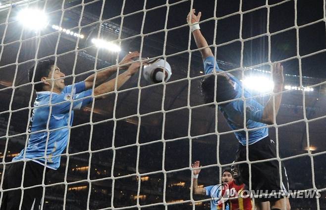 2010년 남아공 월드컵 가나와 8강전에서 손으로 슈팅 막는 수아레스 [AFP=연합뉴스]