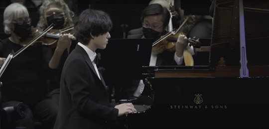 피아니스트 임윤찬이 지난 6월, 반 클라이번 국제 피아노 콩쿠르 결승 무대서 라흐마니노프 피아노 협주곡 3번 D단조를 치고 있다. 이 연주는 유튜브에서 892만 조회수를 올렸다. (출처:  유튜브 The Cliburn)