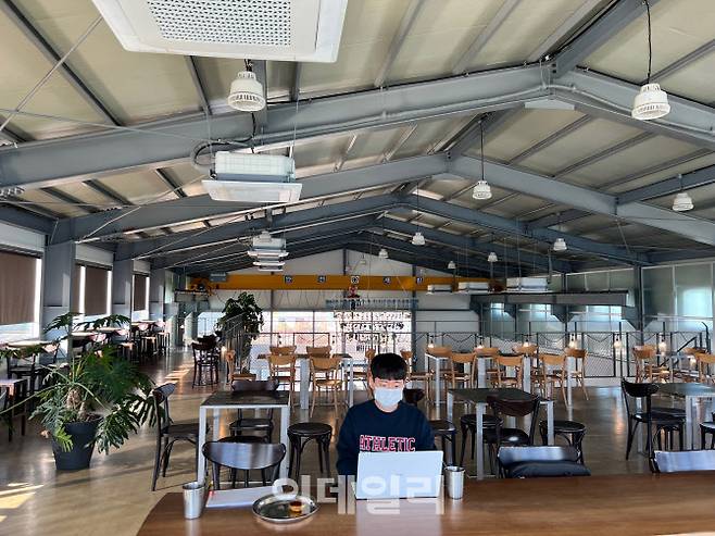 영림원소프트랩에서 클라우드 관련 기획 업무를 맡고 있는 홍상우(29)씨가 22일 속초시의 한 카페에서 업무를 하고 있다.(사진=영림원소프트랩 제공)