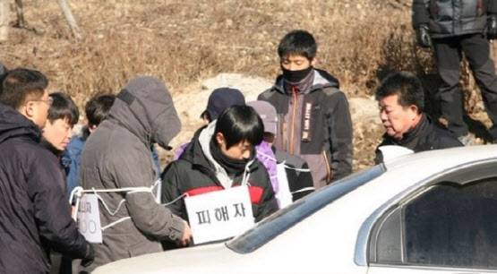 공연감독 채모씨를 살해한 A씨 일당이 2014년 1월 9일 용인휴게소에서 진행된 현장검증에서 범행을 재현하고 있다. (사진=뉴스1)