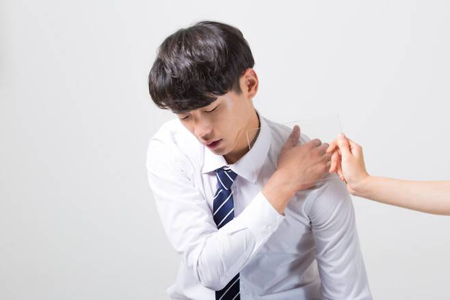 컴퓨터나 스마트폰 등을 장시간 사용하는 경우가 많아지면서 '흉곽출구증후군' 환자도 늘고 있다. [사진=게티이미지뱅크]