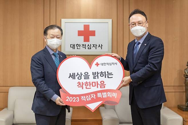안상훈 대통령실 사회수석(오른쪽)이 신희영 대한적십자사 회장에게 특별회비를 전달하고 있다.(대한적십자사 제공)