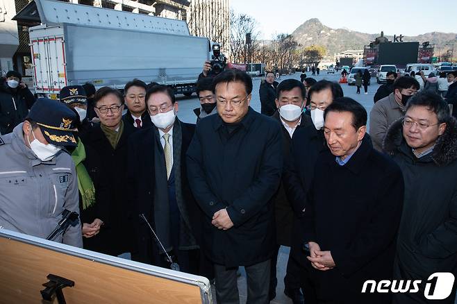 정진석 국민의힘 비상대책위원장이 2일 서울 광화문광장을 찾아 2022 카타르월드컵 거리응원 안전 점검을 하고 있다. 2022.12.2/뉴스1 ⓒ News1 유승관 기자