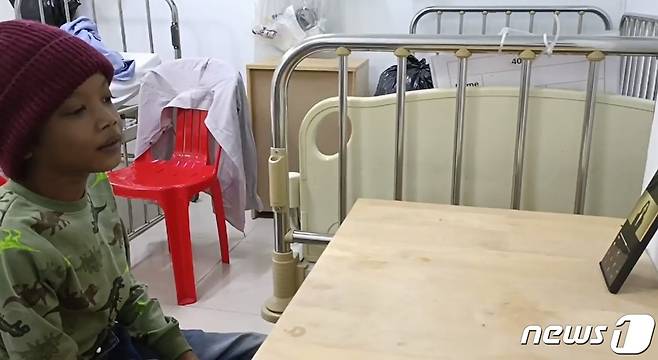 심장질환 수술을 앞두고 있는 캄보디아 아동 옥 로타 군이 헤브론 병원에서 김건희 여사의 영상 편지를 시청하고 있다.(대통령실 제공) 2022.12.2/뉴스1 ⓒ News1 안은나 기자