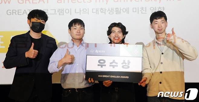 2일 오후 제주대학교에서 열린 제3회 'GREAT ENGLISH AWARD(그레이트 잉글리쉬 어워드' 영어발표대회 우수상 수상자인 김선준(왼쪽 두번째부터), 배선호, 허창민 학생이 기념촬영하고 있다.