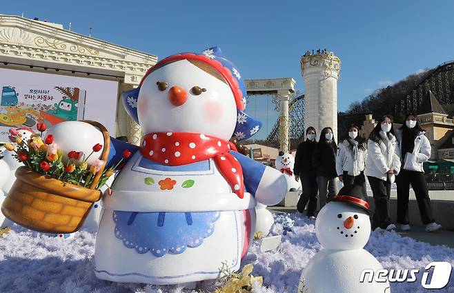 에버랜드가 2023개의 눈사람 세상으로 변신하는 '스노우맨 월드'(Snowman World)를 개장한 1일 오후 경기 용인시 처인구 에버랜드에서 관람객들이 각양각색의 눈사람을 구경하고 있다. 내년 3월1일까지 선보이는 에버랜드 '스노우맨 월드'에서는 각양각색 다양한 모습의 눈사람을 통해 동심과 추억을 소환하고 따뜻한 연말연시를 경험할 수 있다. 2022.12.1/뉴스1 ⓒ News1 김영운 기자