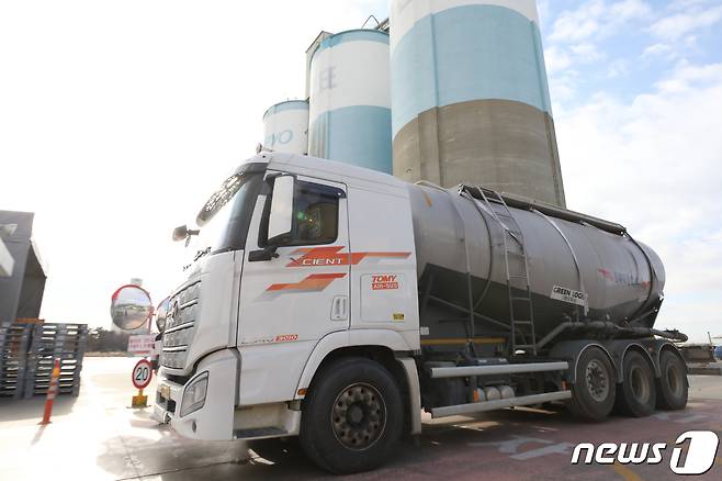 한 화물차량이 인천시 중구 삼표시멘트 인천사업소 내 시멘트 공장을 나서고 있다. /뉴스1