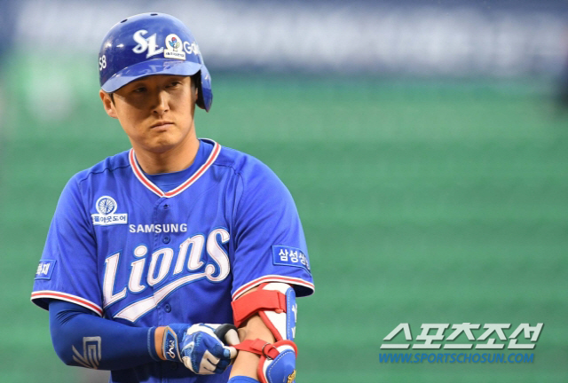 2017 KBO리그 삼성라이온즈와 두산베어스의 경기가 7일 서울 잠실야구장에서 열렸다. 삼성 김정혁이 2회초 1사 2,3루에서 1타점 적시타를 치고 있다.

잠실=최문영 기자 deer@sportschosun.com /2017.06.07/