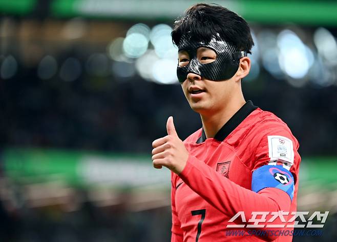 손흥민이 24일 카타르 알라얀 에듀케이션 시티 스타디움에서 열린 2022 FIFA 카타르 월드컵 조별리그 H조 1차전 우루과이와 경기에서 코너킥을 하러 가며 부심과 이야기를 나누고 있다. 알라이얀(카타르)=송정헌 기자songs@sportschosun.com/2022.11.24/