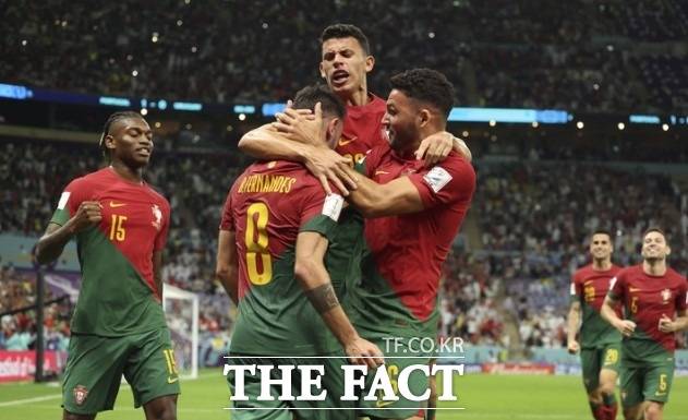 매체는 포르투갈에 크리스티아누 호날두가 없더라도 한국을 제압할 화력은 충분하다고 설명했다. 사진은 포르투갈 '패스 마스터' 브루노 페르난데스가 페널티킥으로 멀티골을 기록하고 있는 모습./루사일(카타르)=신화.뉴시스