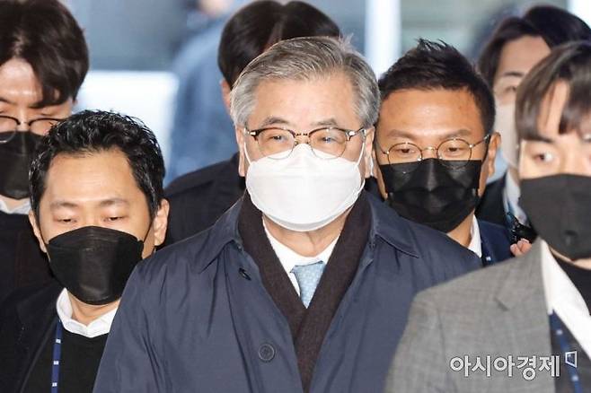 '서해 공무원 피격 사건' 당시 문재인 정부 대북안보라인 최고 책임자였던 서훈 전 청와대 국가안보실장이 2일 서울 서초구 서울중앙지방법원에서 열린 영장실질심사에 출석하고 있다./강진형 기자aymsdream@