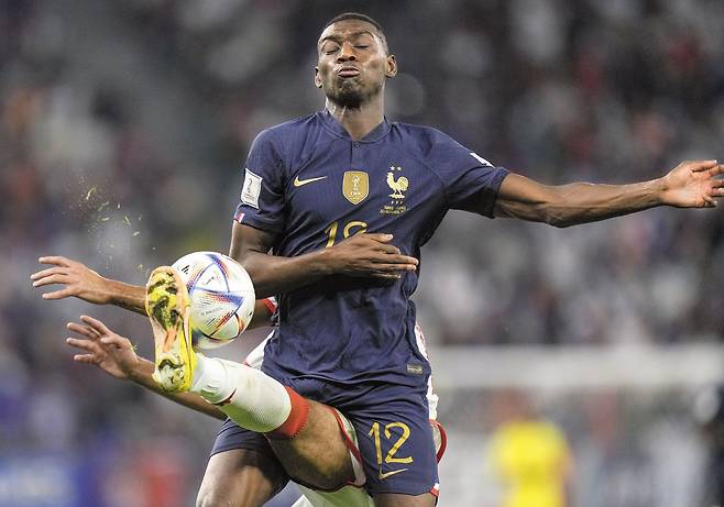 괜찮니? - 프랑스 공격수 란달 콜로 무아니가 1일 카타르 월드컵 D조 조별예선 3차전에서 튀니지의 선수와 볼 경합 도중 얼굴을 찡그리고 있다. 튀니지가 프랑스를 1대0으로 눌렀다. 튀니지는 16강 진출엔 실패했지만, 프랑스를 상대로 한 역대 A매치 첫 승리를 거뒀다. /AP 연합뉴스