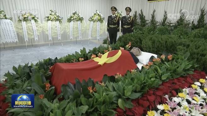 1일 낮 12시 10분 상하이 화둥의원 고별실에서 장쩌민 전 중국 국가주석의 출관식이 거행됐다. 시신 위엔 중국공산당기가 덮여 있다. /중국 CCTV 신원롄보