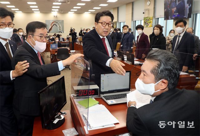 2일 오전 국회 과학기술정보방송통신위원회 전체회의에서 공영방송 사장 임명방식을 바꾸는  방송법 개정안 을 다수당인 더불어민주당이 단독처리하려 하자 권성동의원등 국민의 힘의원들이 정청래 위원장에게 항의하고 있다. 김동주기자.zoo@donga.com