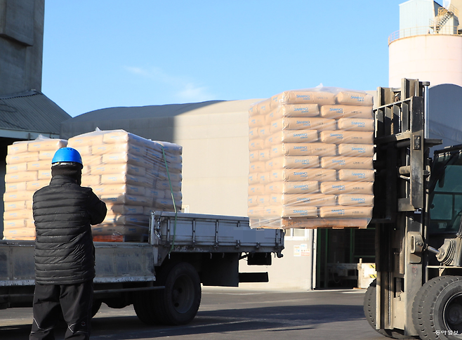 2일 인천시 한 시멘트공장에서 포장된 시멘트 제품을 트럭에 옮겨싣고있다. 김재명 기자 base@donga.com