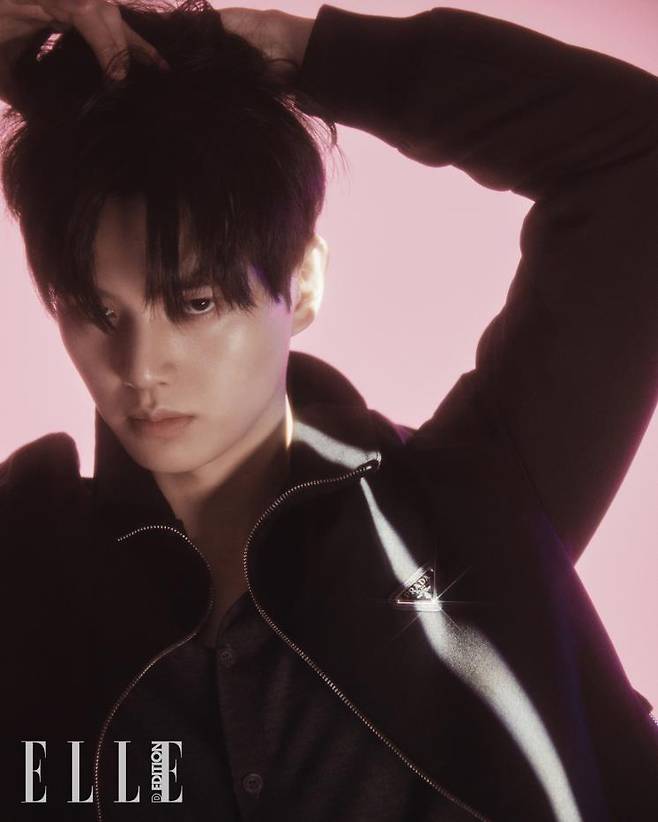 개버딘 소재 트랙 재킷, 울 소재의 카디건은 모두 Prada.