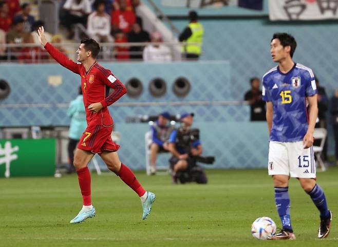 첫 골에 기뻐하는 알바로 모라타 (알라이얀=연합뉴스) 임헌정 기자 = 2일 오전(한국시간) 카타르 알라이얀의 칼리파 인터내셔널 스타디움에서 열린 2022 카타르 월드컵 조별리그 E조 3차전 일본과 스페인 경기. 스페인의 알바로 모라타가 첫 골을 헤더로 넣은 뒤 환호하고 있다. 2022.12.2 kane@yna.co.kr (끝)