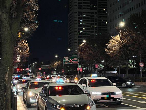 1일 오후 11시 50분께 9호선 샛강역 근처에 빈 택시들이 줄지어 서 있다./사진= 주원규 기자