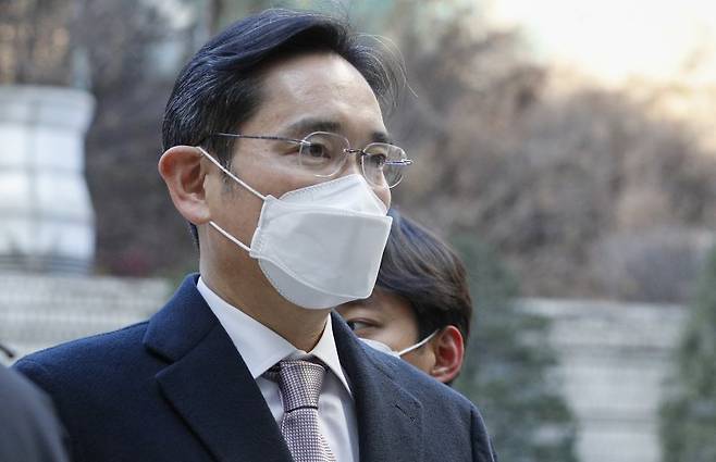 이재용 삼성전자 회장이 지난 1일 오전 서울 서초구 서울중앙지방법원에서 열린 회계 부정·부당 합병 혐의 관련 공판에 출석하고 있다. 뉴스1