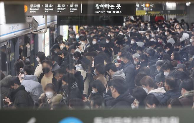 전국철도노동조합이 파업을 하루 앞둔 지난 1일 서울 지하철 충무로역 승강장에서 시민들이 지하철을 기다리고 있다. 연합뉴스