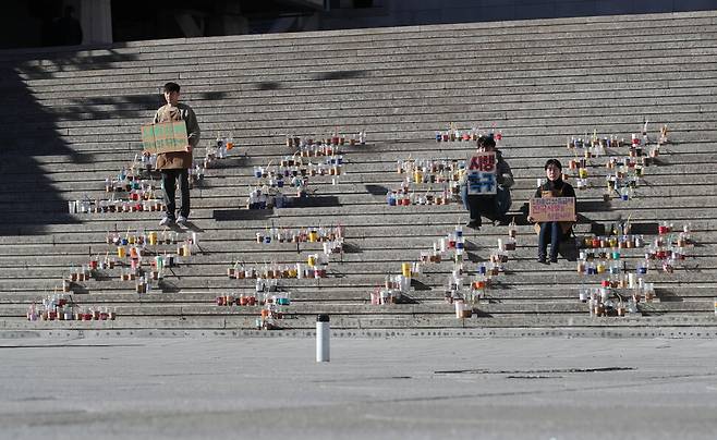 녹색연합, 여성환경연대, 환경운동연합, 이제석광고연구소가 2일 오전 서울 종로구 세종문화회관 계단에서 일회용컵 보증금제의 전국시행을 요구하는 행위극을 하고 있다. 백소아 기자