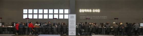 1일 서울 강동구 둔촌동 일원에 문을 연 둔촌주공아파트 견본주택에서 방문객들이 분양 상담을 하고 있다. 연합뉴스