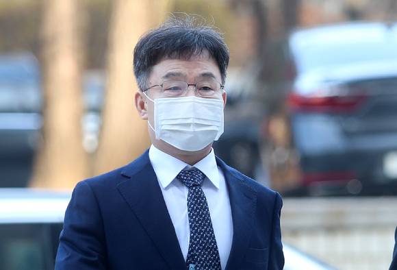 구속기간 만료로 석방된 화천대유 대주주 김만배 씨가 지난달 25일 오전 대장동 개발 의혹 재판에 출석하기위해 서울 서초구 서울중앙지방법원으로 들어서고 있다. (공동취재사진) [사진=뉴시스]