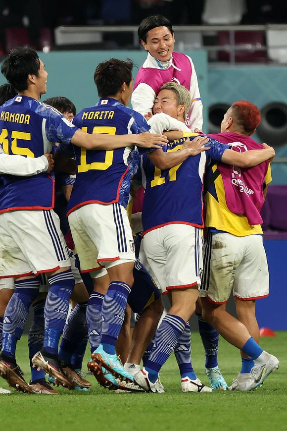 1일(현지시간) 오후 카타르 알라이얀 칼리파 스타디움에서 열린 2022 카타르 월드컵 조별리그 E조 3차전 일본과 스페인의 경기, 일본 다나카 아오가 역전골을 성공시키고 동료들과 기뻐하고 있다. [사진=뉴시스]