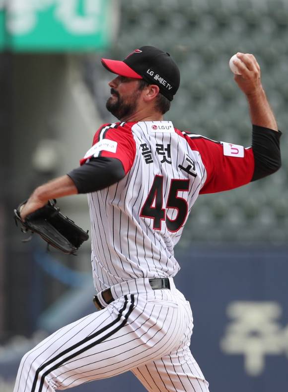 7일 잠실구장에서 2022 KBO리그 키움 히어로즈와 LG 트윈스 경기가 열렸다. LG 선발투수 애덤 플럿코가 역투하고 있다. [사진=뉴시스]