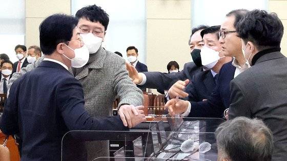 1일 국회에서 열린 행정안전위원회에서 의사진행 발언 허용 문제로 여야 의원들이 언쟁을 벌이고 있다. 연합뉴스