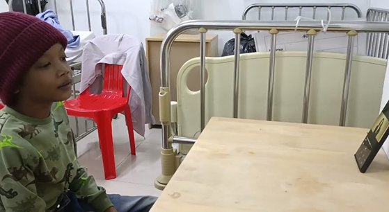심장질환 수술을 앞두고 있는 캄보디아 아동 옥 로타 군이 2일 헤브론 병원에서 김건희 여사의 영상 편지를 시청하고 있다. 사진 대통령실